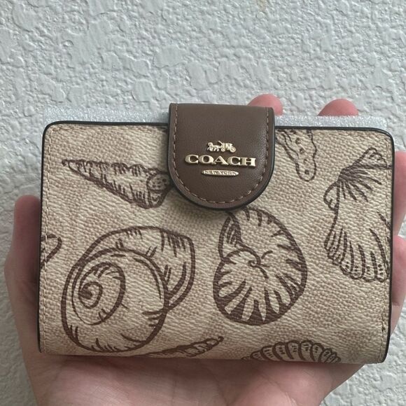 Coach Medium Corner Zip Wallet In Signature Canvas With Shell Print - Picture 1 of 5
